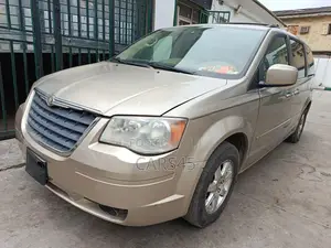 Chrysler Town & Country 2008 Gold