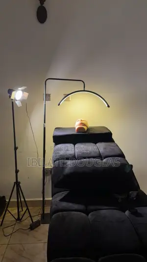 Lash Bed and Moon Ring Light