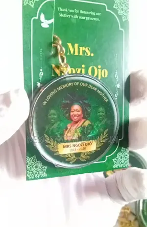 Customized Resin Keyholders for Wedding, Birthday Party Souvenirs