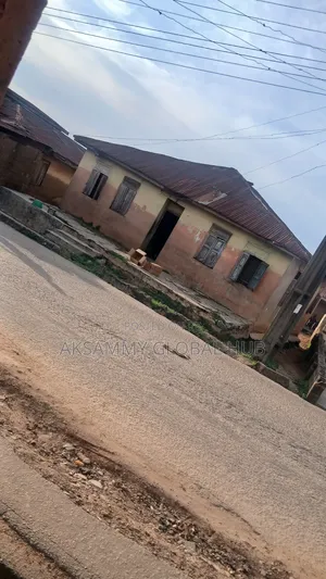8bdrm Bungalow in Ui Area, Agbowo Main, Ibadan for sale