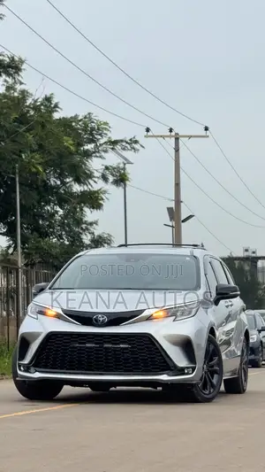 Toyota Sienna XLE FWD 8-Passenger 2023 Silver