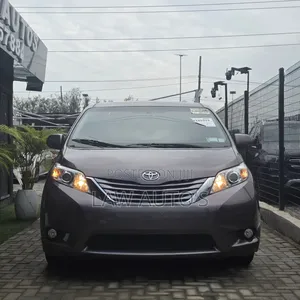 Toyota Sienna XLE Premium 8 Passenger (3.5L 6cyl 6A) 2016 Gray