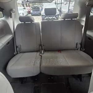 Toyota Sienna XLE Premium 8 Passenger (3.5L 6cyl 6A) 2016 Gray
