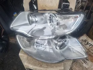 Volkswagen Tourage a Set of Headlights Non Charger 2008 Edition