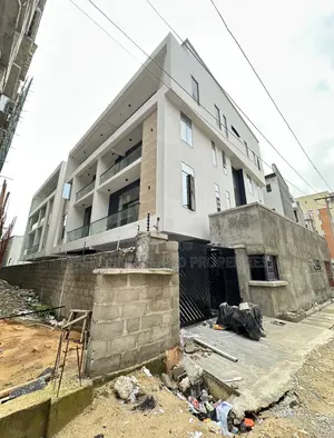 3bdrm Penthouse in A Well Secured, Lekki Phase 1 for sale