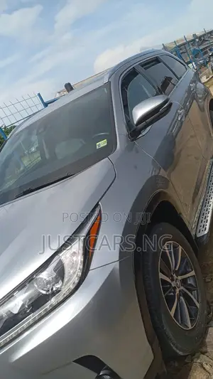 Toyota Highlander XLE 4x4 V6 (3.5L 6cyl 8A) 2017 Gray