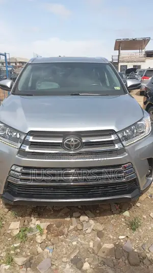 Toyota Highlander XLE 4x4 V6 (3.5L 6cyl 8A) 2017 Gray