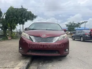 Toyota Sienna 2010 Maroon