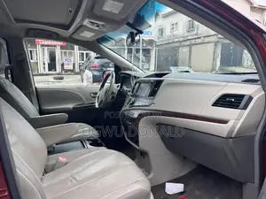 Toyota Sienna 2010 Maroon