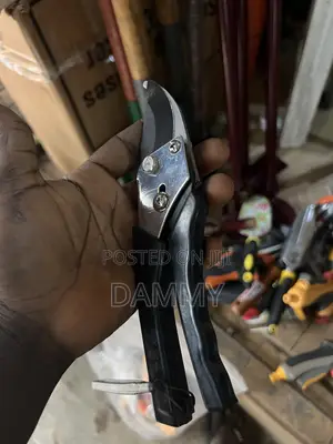 Heavy-Duty Handheld Tools for Gardening