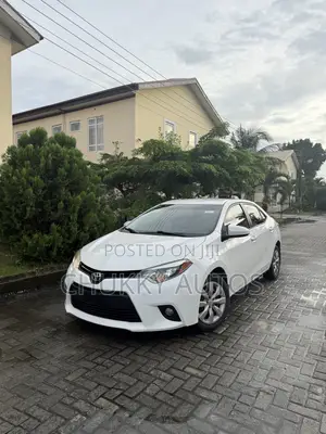 Toyota Corolla LE Premium 4dr Sedan (1.8L 4cyl CVT) 2014 White