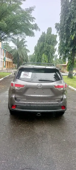 Toyota Highlander LE 4dr SUV AWD (3.5L 6cyl 6A) 2014 Gray