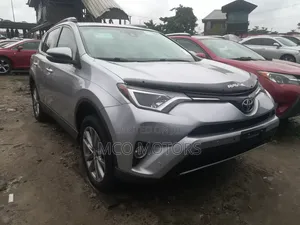Toyota RAV4 XLE FWD (2.5L 4cyl 6A) 2017 Silver