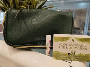 Elizabeth Arden Gift Bag With Premium Avocado Soap and Aloe Lip Balm