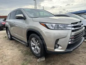 Toyota Highlander XLE 4dr SUV (3.5L 6cyl 6A) 2015 Gold