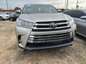 Toyota Highlander XLE 4dr SUV (3.5L 6cyl 6A) 2015 Gold