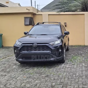 Toyota RAV4 XLE 2021 Black