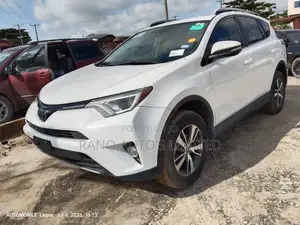 Toyota RAV4 XLE 4dr SUV (2.5L 4cyl 6A) 2018 White