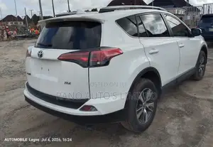 Toyota RAV4 XLE 4dr SUV (2.5L 4cyl 6A) 2018 White