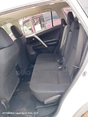 Toyota RAV4 XLE 4dr SUV (2.5L 4cyl 6A) 2018 White