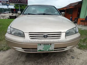 Toyota Camry 2000 Gold