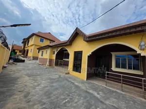 20bdrm House in Ologuneru for sale