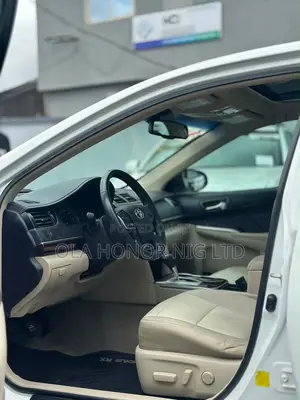 Toyota Camry XLE 4dr Sedan (2.5L 4cyl 6A) 2014 White