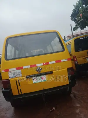 Volkswagen Transporter 2008 Yellow