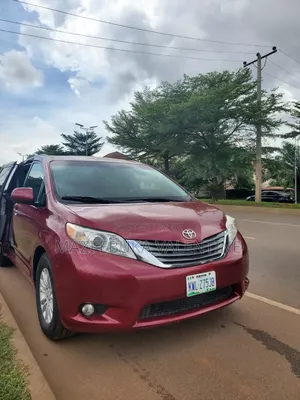 Toyota Sienna 2013 Burgundy