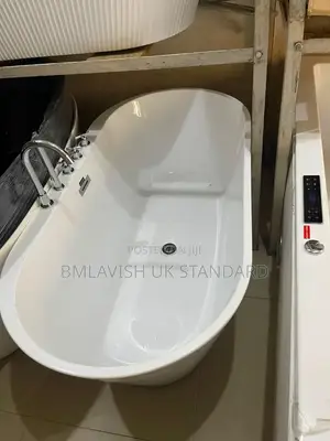 Acrylic Freestanding Bathtub With Silver Taps
