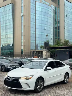 Toyota Camry SE 4dr Sedan (2.5L 4cyl 6A) 2017 White