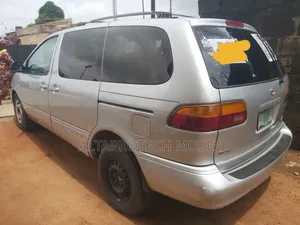 Toyota Sienna 2000 Silver