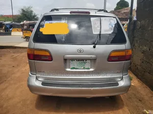 Toyota Sienna 2000 Silver