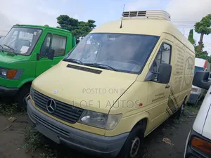 Mercedes-Benz T2 2002 Yellow