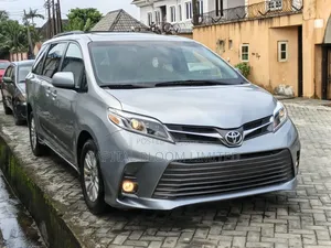Toyota Sienna XLE (3.5L 6cyl 8A) 2018 Silver