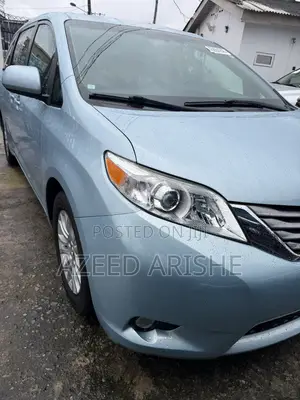 Toyota Sienna XLE 7 Passenger (3.5L 6cyl 8A) 2017 Blue