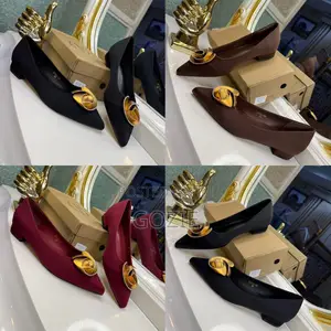 Luxury Plus Feet Flat Shoes With a Brooch