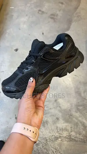 Nike V5 Runner Triple Black