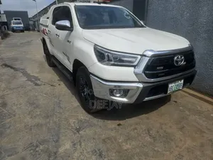 Toyota Hilux 2021 White