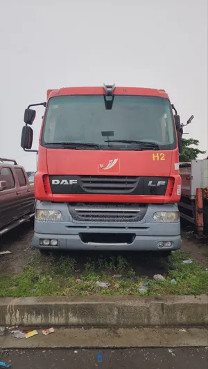 Sparkling Clean Foreign Used Daf 55 Container Body Truck 32 Feet