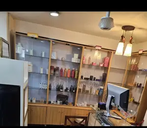 Store Shelves/Showglass