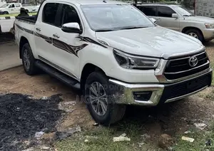 Toyota Hilux 2023 White