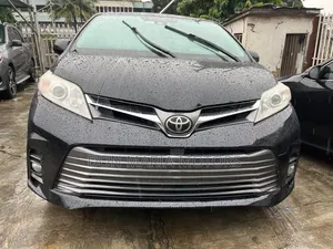 Toyota Sienna XLE (3.5L 6cyl 8A) 2018 Black