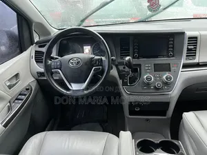 Toyota Sienna XLE (3.5L 6cyl 8A) 2018 Black