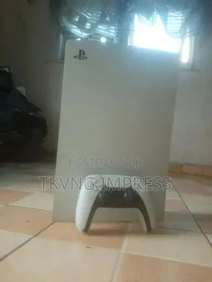Playstation Five (V)