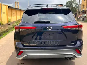 Toyota Highlander XSE 2021 Blue