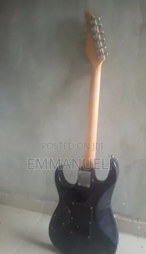 6 Strings Base Guitar
