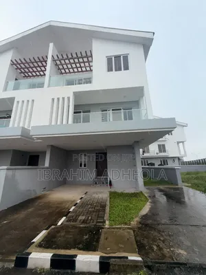 4bdrm Duplex in Chevron for rent