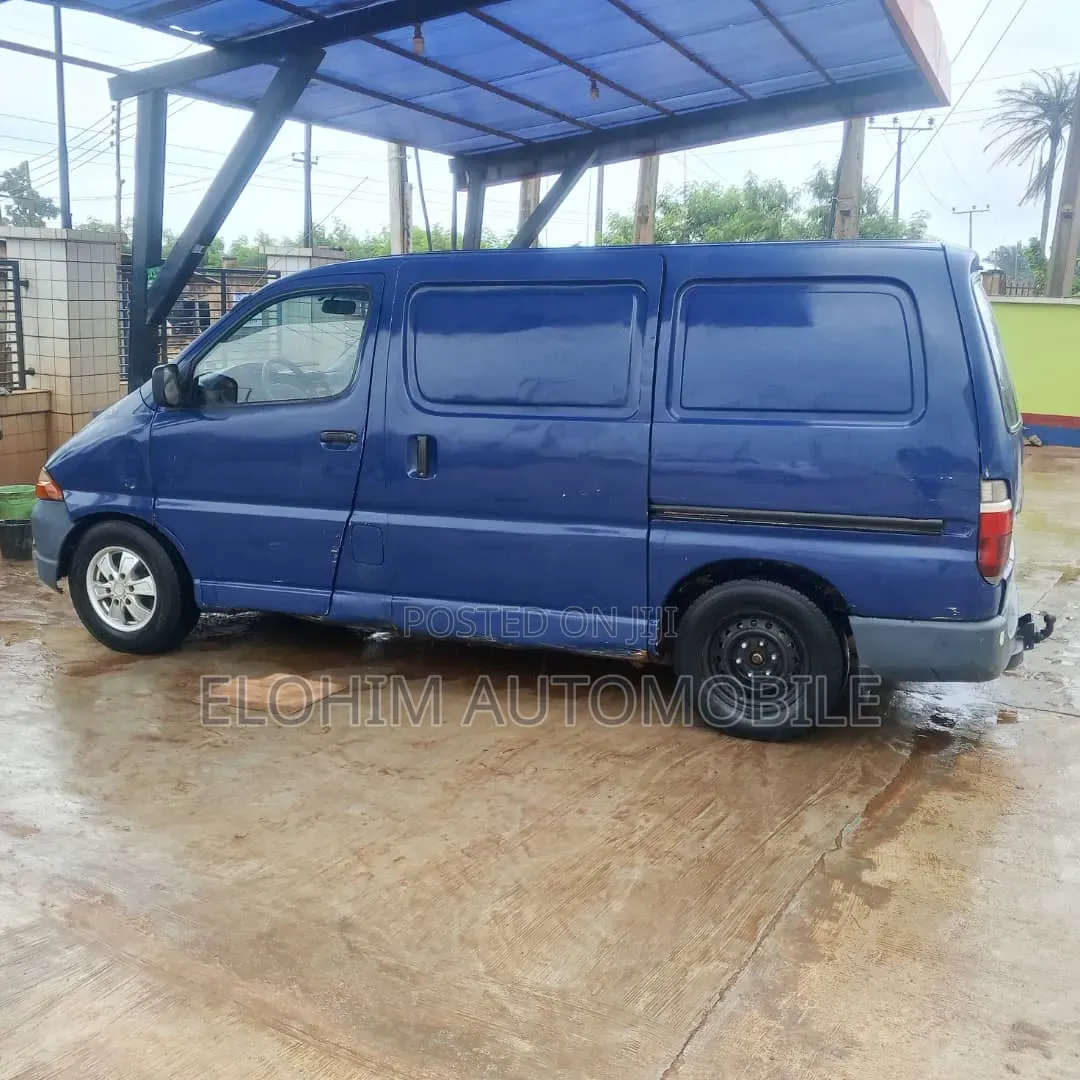 Toyota HiAce 2002 Blue