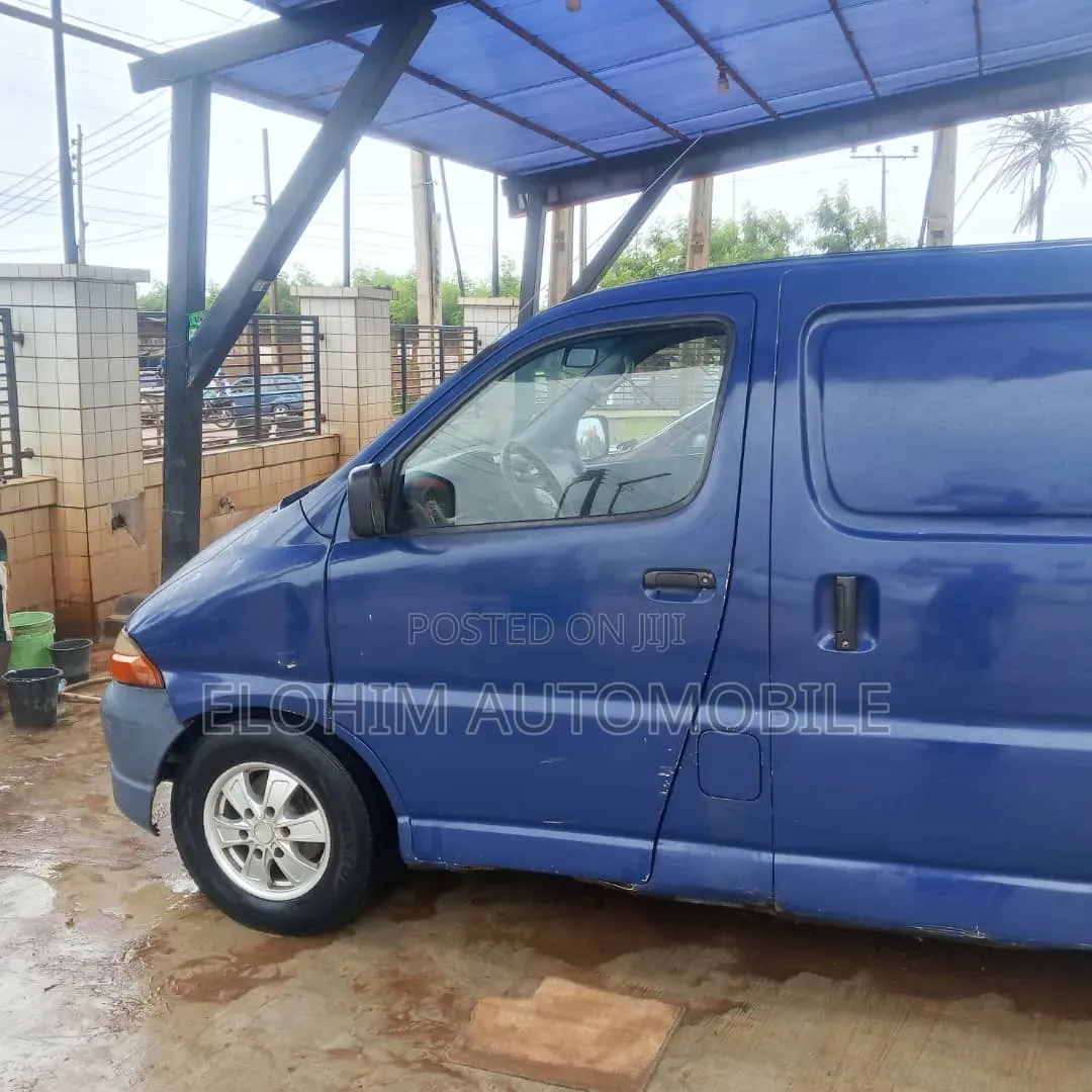 Toyota HiAce 2002 Blue